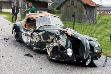 Umjesto da prati cestu, zagledala se u mobitel i unakazila raritetni i skupocjeni Jaguar